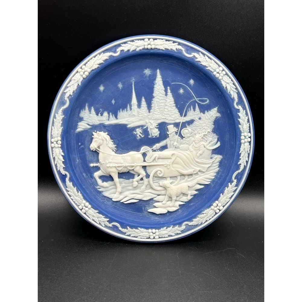 Incolay 1990 Home With The Tree 3D Cameo Sculped Roger Akers Christmas Plate 8.5
